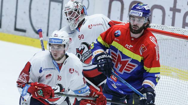 Hokejové utkání 1. kola Baráže o udržení Tipsport extraligy v ledním hokeji mezi HC Dynamo Pardubice (bílém) a ČEZ Motor České Budějovice  (v modročerveném) v pardudubické ČSOB pojišťovna ARENA.