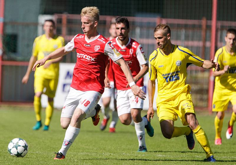 Utkání Fobalové národní ligy mezi FK Pardubice (ve červenobílém) a  FK Varnsdorf  (ve žlutém) na hřišti pod Vinicí v Pardubicích.