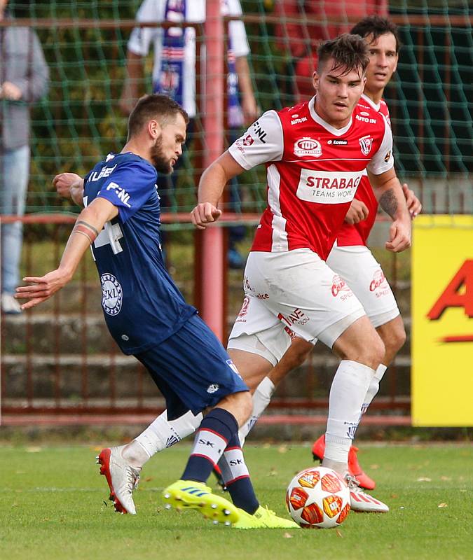 Utkání Fobalové národní ligy mezi FK Pardubice (ve červenobílém) a SK Líšeň ( v modrém) na hřišti pod Vinicí v Pardubicích.