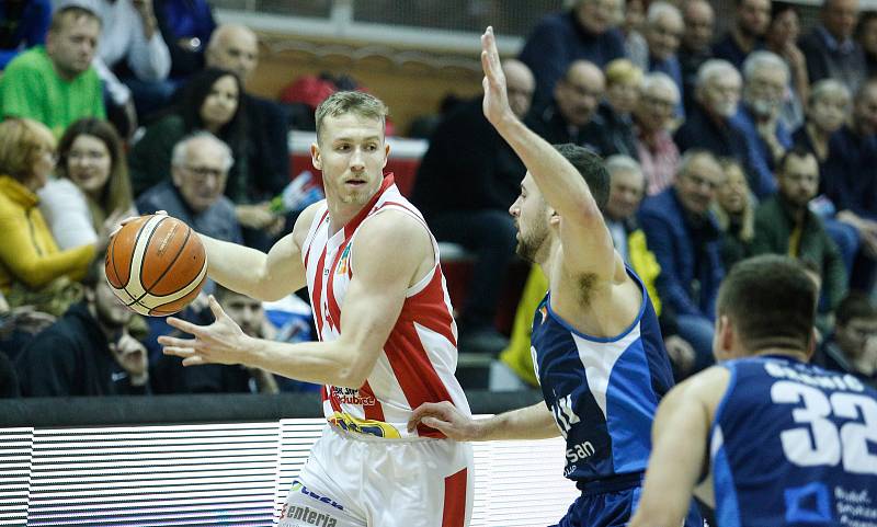 Basketbalové utkání Kooperativy NBL mezi BK JIP Pardubice (v červenobílém) a BC GEOSAN Kolín (v modrém) v pardubické hale na Dašické.