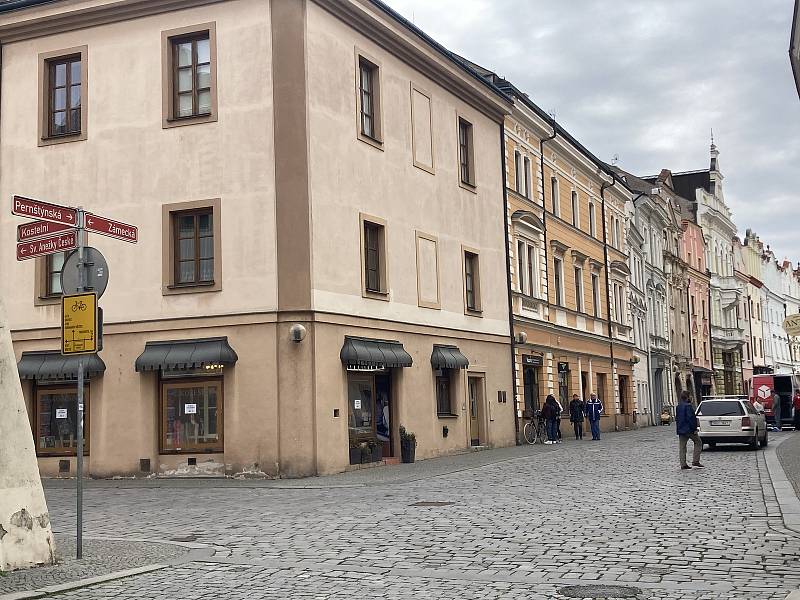 Tradiční předzahrádky, které vyrostou před kavárnami a restauracemi okolo celého náměstí, se letos nově objeví také v Pernštýnské ulici.