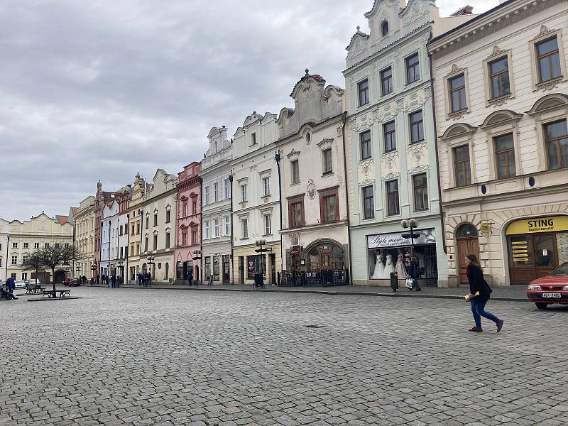 Tradiční předzahrádky, které vyrostou před kavárnami a restauracemi okolo celého náměstí, se letos nově objeví také v Pernštýnské ulici.