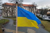 Nad krajským úřadem vlaje jako výraz solidarity ukrajinská vlajka