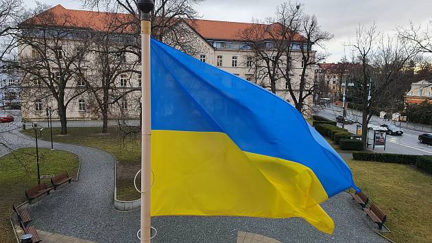 Nad krajským úřadem vlaje jako výraz solidarity ukrajinská vlajka