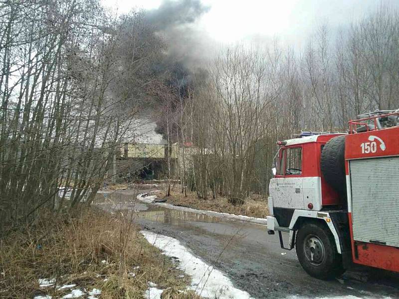 V areálu Poličských strojíren museli zasahovat hasiči.
