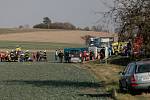 Vážná nehoda na Holicku. Autobusu s asi šedesáti lidmi za jízdy zřejmě praskla pneumatika a převrátil se do pole.