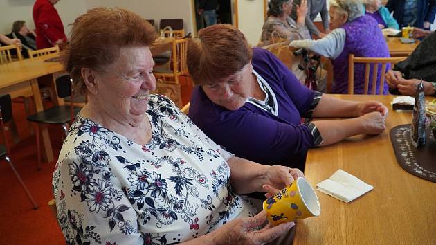 Nadační fond Příběhy pomáhá seniorům a samoživitelům v nouzi.Zaměřují se především na potravinovou pomoc