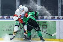 Hokejové utkání Tipsport extraligy v ledním hokeji mezi HC Dynamo Pardubice (v bíločerveném) a BK Mladá Boleslav (v zelenočerném) v pardudubické enterie areně.