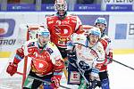 Hokejové utkání Tipsport extraligy v ledním hokeji mezi HC Dynamo Pardubice (v bíločerveném) a HC Rytíři Kladno (v bílomodrém) v pardudubické enterie areně.