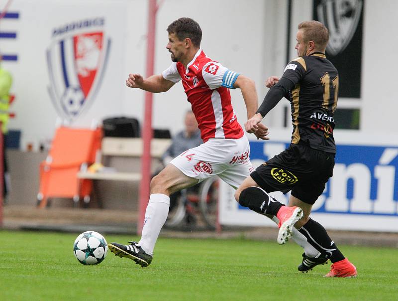 Utkání Fotbalové národní ligy mezi FK Pardubice (ve červenobílém) a 1. SC Znojmo FK (v černém) na hřišti pod Vinicí v Pardubicích.