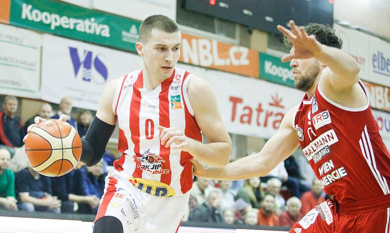 Basketbalové utkání semifinále Alpe Adria Cupu mezi BK JIP Pardubice (v bíločerveném) a BC Hallmann Vídeň (v červeném) v pardubické hale na Dašické.