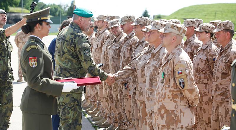 Slavnostní nástup vojáků 20. úkolové uskupení Armády ČR, kteří se vrátili z Afghánistánu, na letišti v Pardubicích.