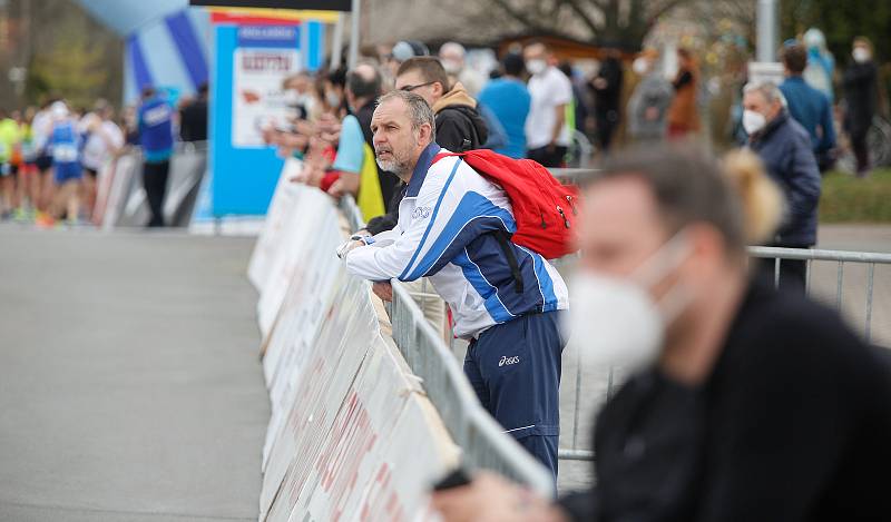 Mistrovství České republiky v půlmaratonu vyhráli Vít Pavlišta (číslo1) a Tereza Hrochová (číslo 11).