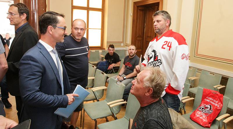 Zástupci Dynamo fans přinesli na jednání Zastupitelstva města Pardubic primátorovi Martinu Charvátovi petici ke změně vedení HC Dynamo Pardubice.