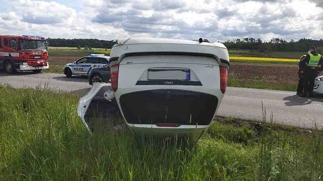 Auto skončilo mimo silnici a na střeše