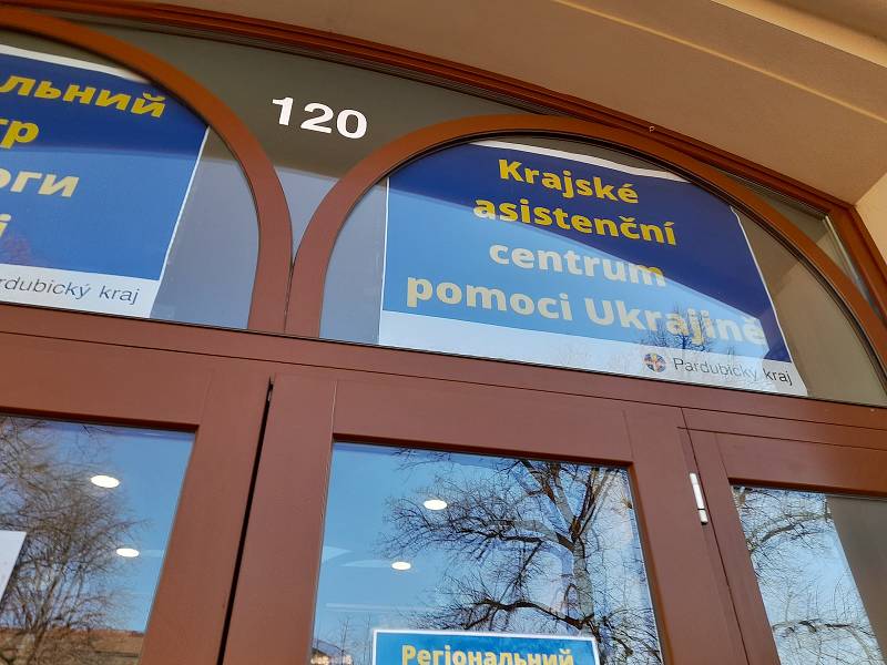 Dopoledne se v Asistenčním centru pro pomoc Ukrajině na krajském úřadu v Pardubicích sešly desítky uprchlíků hledající pomoc, tlumočníka, ubytování apod. Dopoledne zde byla hlava na hlavě.