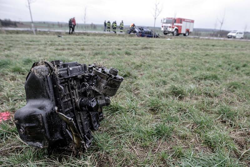 Tragická dopravní nehoda u Rozhovic. Čelní střet s nákladním autem řidič felicie nepřežil.