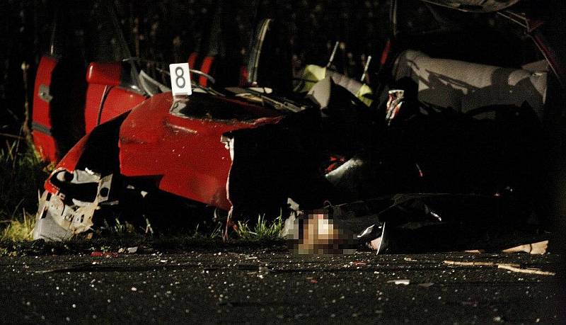 Muž za volantem červeného vozu nedostal šanci. Jeho auto doslova rozstřelil protijedoucí vůz