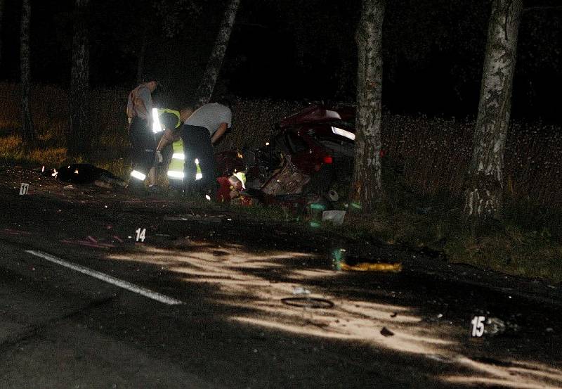 Muž za volantem červeného vozu nedostal šanci. Jeho auto doslova rozstřelil protijedoucí vůz