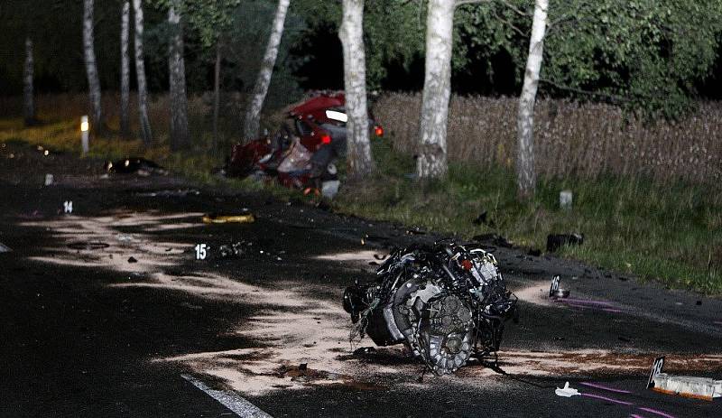 Muž za volantem červeného vozu nedostal šanci. Jeho auto doslova rozstřelil protijedoucí vůz