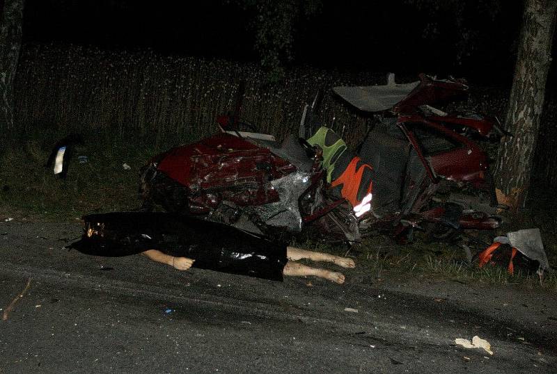 Muž za volantem červeného vozu nedostal šanci. Jeho auto doslova rozstřelil protijedoucí vůz