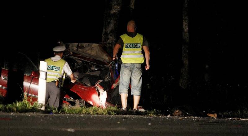 Muž za volantem červeného vozu nedostal šanci. Jeho auto doslova rozstřelil protijedoucí vůz