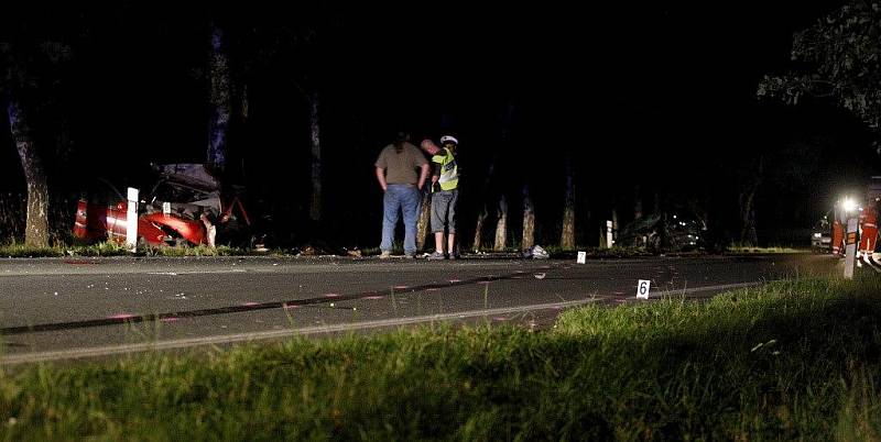 Muž za volantem červeného vozu nedostal šanci. Jeho auto doslova rozstřelil protijedoucí vůz