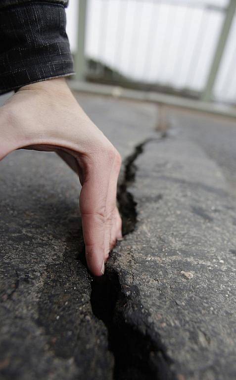 Prasklina uprostřed mostu, kde se spojují jeho dva betonové bloky, svědčí o tom, jak vážně byl most poškozen