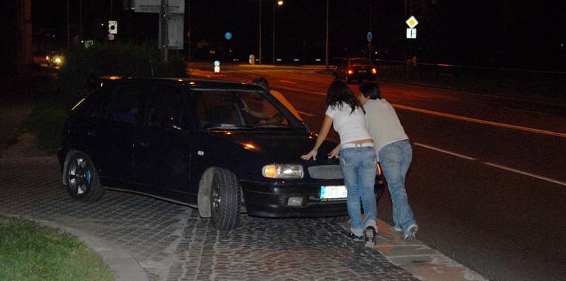 Jeden z hříšníků usedl za volant bez dokladů, auto musel odstavit