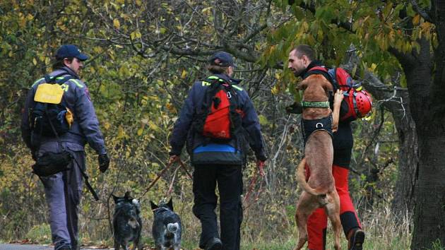 Kynologové z pátracího týmu dobrovolných hasičů z Opatovic nad Labem.