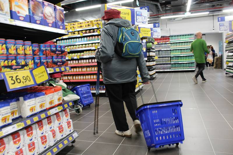 Tesco v Pardubicích bylo ve čtvrtek 15. září po rekonstrukci otevřeno.