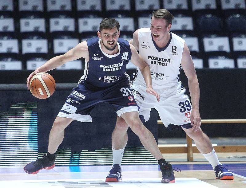 Poslední souboj basketbalových legend Jiřího Welsche a Luboše Bartoně v pardudubické ČSOB pojišťovna ARENĚ.