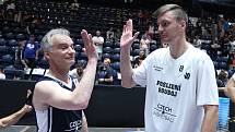 Poslední souboj basketbalových legend Jiřího Welsche a Luboše Bartoně v pardudubické ČSOB pojišťovna ARENĚ.