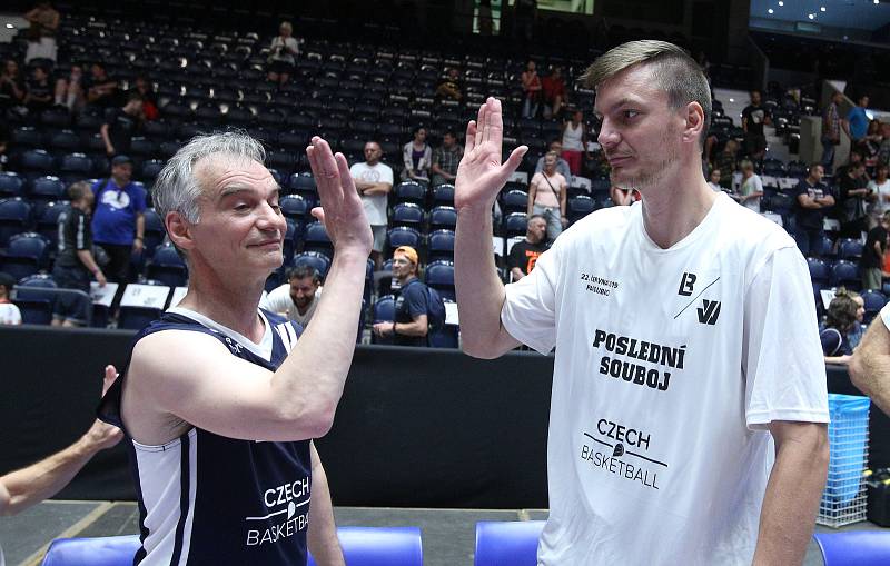 Poslední souboj basketbalových legend Jiřího Welsche a Luboše Bartoně v pardudubické ČSOB pojišťovna ARENĚ.