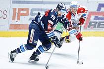Hokejové utkání Tipsport extraligy v ledním hokeji mezi HC Dynamo Pardubice (v bíločerveném) a Bílí Tygři Liberec  (v modrém) v pardudubické enterie areně.