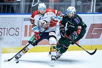 Hokejové utkání Tipsport extraligy v ledním hokeji mezi HC Dynamo Pardubice (v bíločerveném) a HC Energie Karlovy Vary (v zeleném) v pardudubické enterie areně.