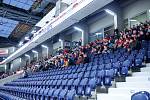 Kvůli vládním opatřením byly tribuny při hokejovém utkání mezi HC Dynamo Pardubice a HC Oceláři Třinec v pardubické aréně téměř prázdné...