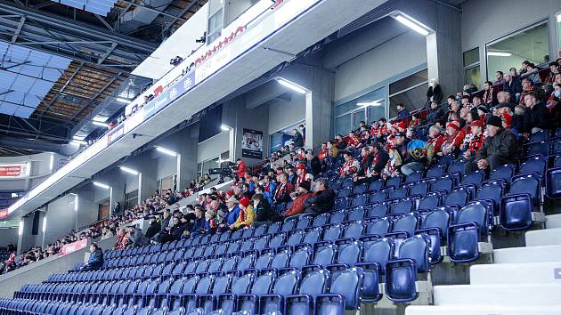 Kvůli vládním opatřením byly tribuny při hokejovém utkání mezi HC Dynamo Pardubice a HC Oceláři Třinec v pardubické enterie areně téměř prázdné.