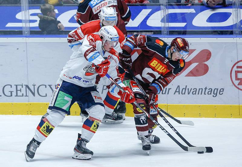 Hokejové utkání Tipsport extraligy v ledním hokeji mezi HC Dynamo Pardubice (v bíločerveném) a HC Sparta Praha (v červeném) v pardudubické enterie areně.