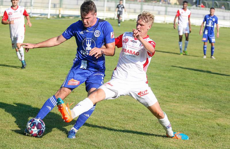 Přípravné fotbalové utkání mezi FK Pardubice (v bíločerveném) a SK Sigma Olomouc ( v modrém) na hřiřiti v Lázních Bohdaneč.