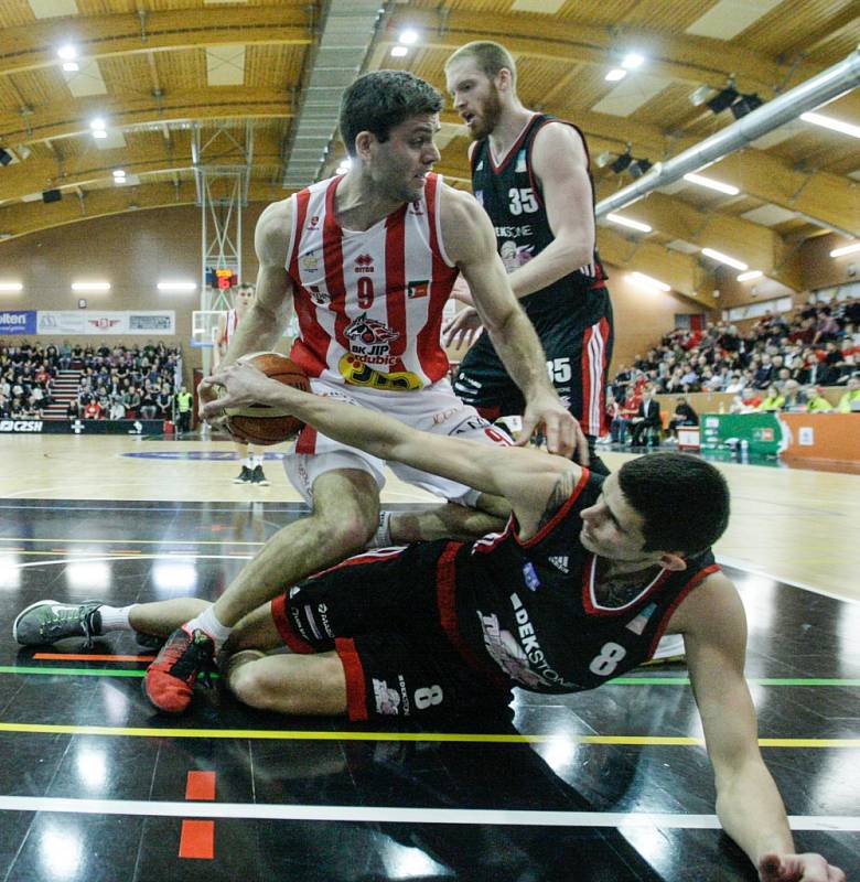 1. čtvrtfinále BK JIP Pardubice - Destone Tuři Svitavy (92:74).