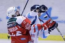 Utkání Tipsport extraligy v ledním hokeji mezi HC Dynamo Pardubice (v červenobílém) a  Bílí Tygři Liberec ( v bílomodrém) v pardubické Tipsport areně.