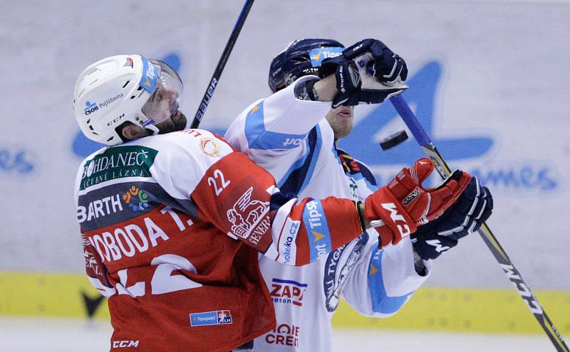 Utkání Tipsport extraligy v ledním hokeji mezi HC Dynamo Pardubice (v červenobílém) a  Bílí Tygři Liberec ( v bílomodrém) v pardubické Tipsport areně.