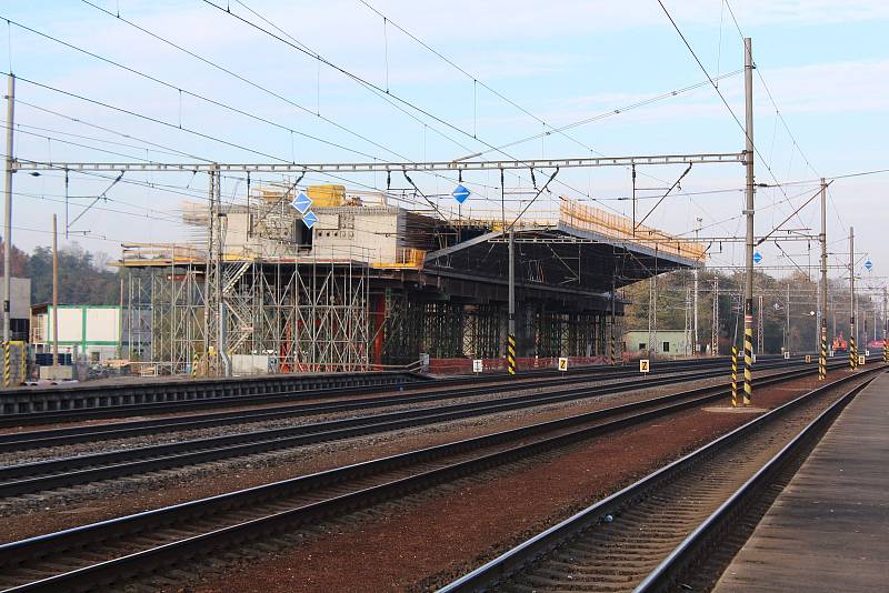 Kvůli novému úseku silnice D35 má vyrůst v blízkosti nádraží v Uhersku unikátní most. Při stavbě dělníci ale zjistili technologický problém. Úsek se nachází na hlavním železničním koridoru mezi Pardubicemi a Českou Třebovou.