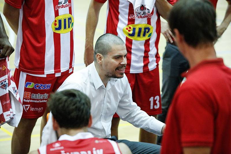 Energický kouč pardubických basketbalistů Dino Repeša.