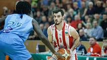 Basketbalové utkání Kooperativa NBL mezi BK JIP Pardubice (v červenobílém) a BK Olomoucko (v modrém) v pardubické hale na Dašické.