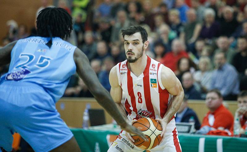 Basketbalové utkání Kooperativa NBL mezi BK JIP Pardubice (v červenobílém) a BK Olomoucko (v modrém) v pardubické hale na Dašické.