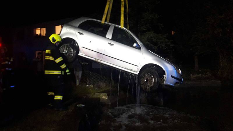 Řidička sjela v Dolní Sloupnici s autem do rybníka