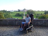 Anatolij Stehnej se pohybuje na elektrickém vozíku, potřebuje vhodné auto.