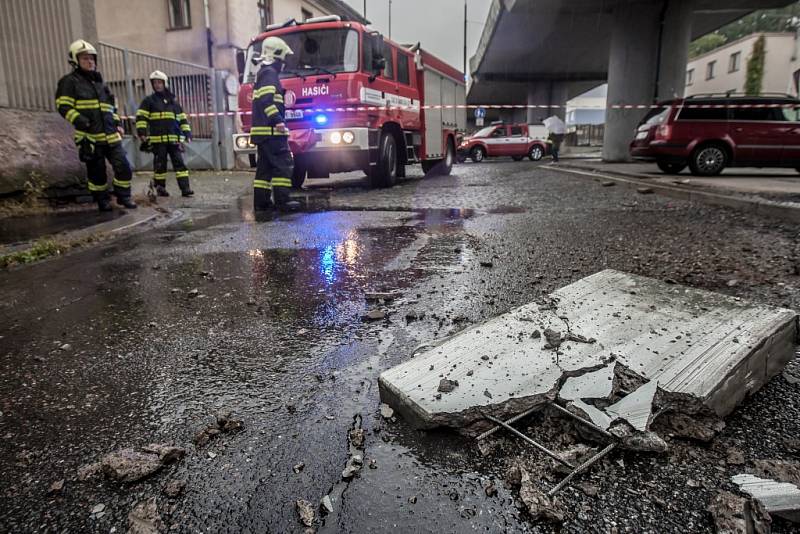 Utržený kus betonu se z nadjezdu na Kyjevské zřítil z výšky několika metrů. Nikoho nezranil, škody nezpůsobil, stav mostu ale musí ověřit statik. 